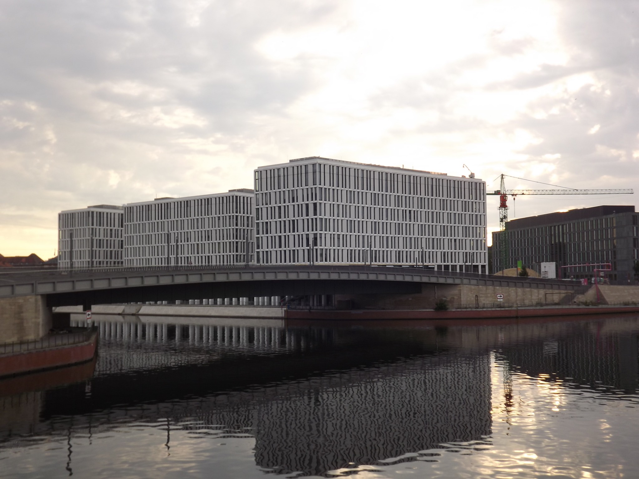 Humboldthafen 1 in Berlin mit Brücke und Spiegelung im Wasser