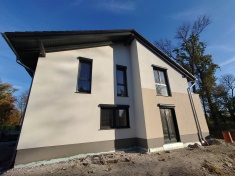 Modernes Wohnhaus mit heller Fassade